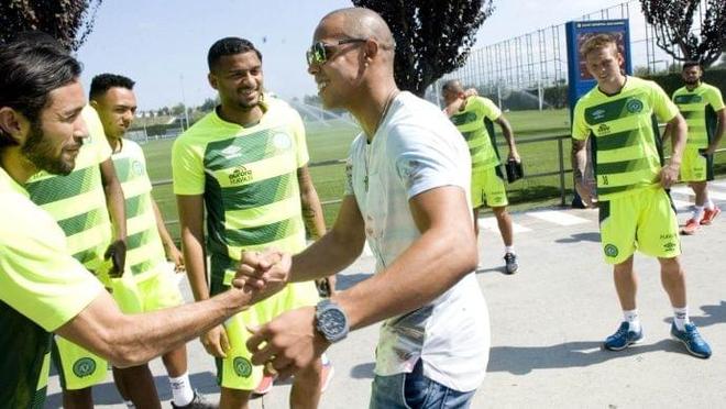 迎接新援，纽卡球迷拉横幅：伊萨克是叛徒，维萨才是真纽卡人